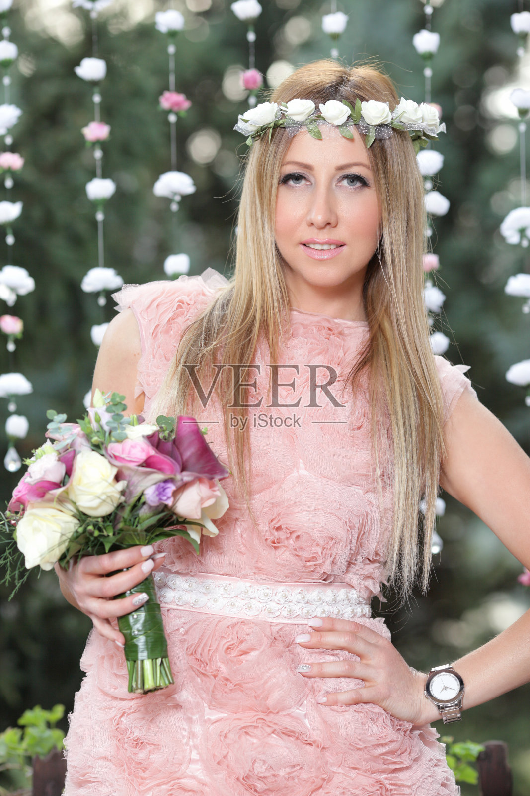 一个头发上戴着花的美丽新娘的肖像照片摄影图片