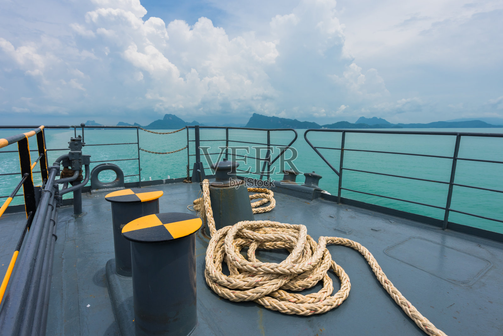 带航海设备的绞车，系在海上的绳索照片摄影图片