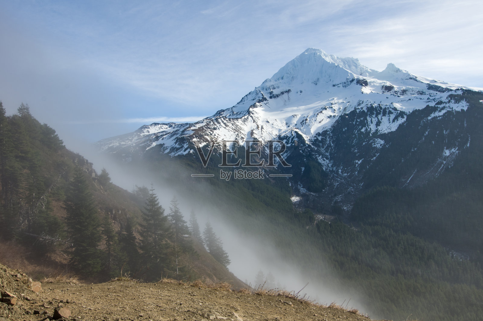 雾在胡德山附近的山口上翻滚照片摄影图片