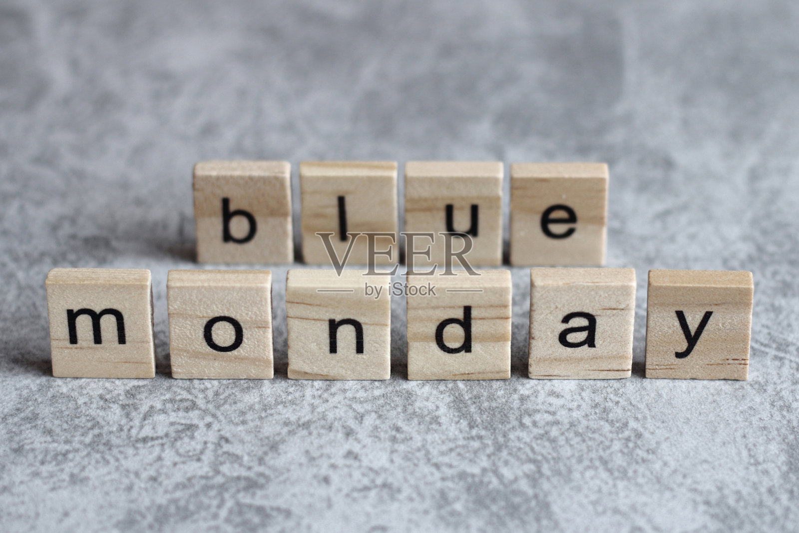 星期一蓝色的字写在木方上照片摄影图片