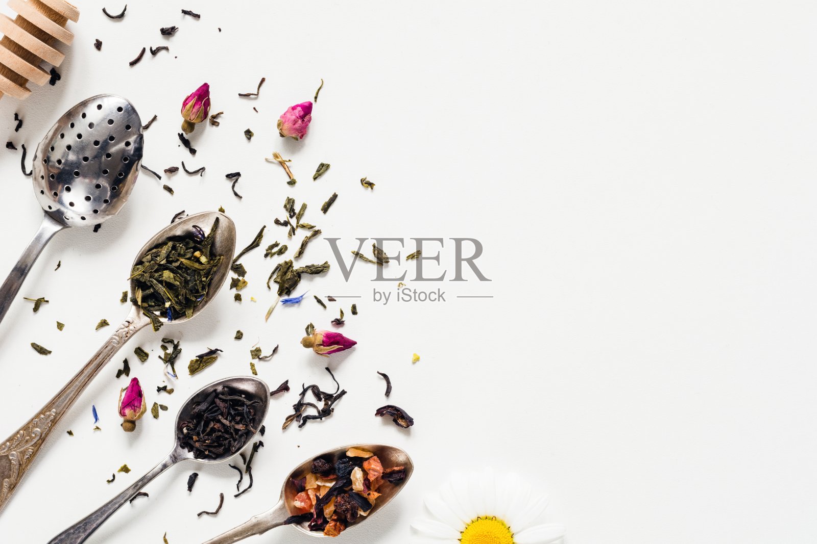 茶勺里的干茶叶，白色背景照片摄影图片