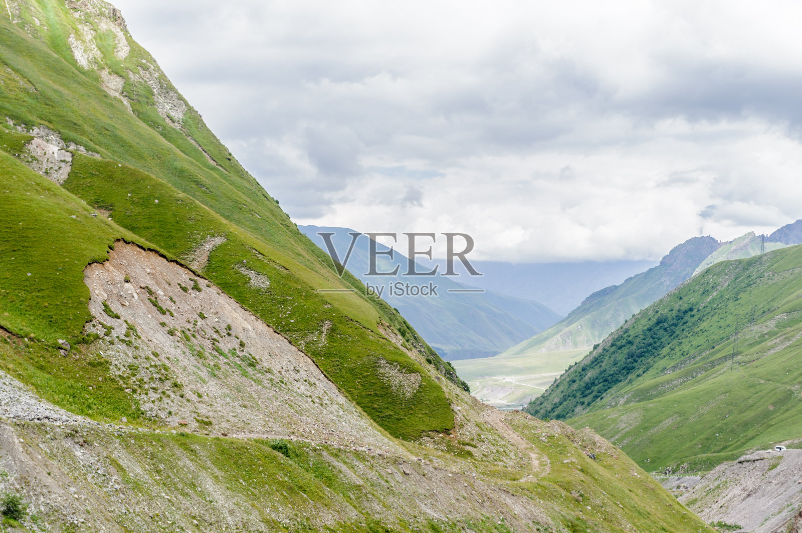 岩石在草和大自然的美丽的绿色山脉照片摄影图片