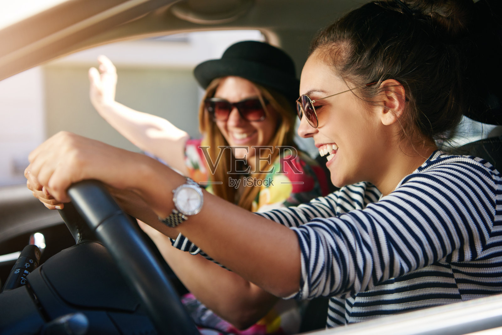 两个微笑的年轻朋友一起驾车旅行照片摄影图片