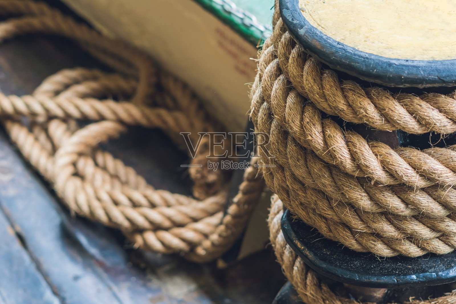系绳船上的粗绳子，用来系住的渡船照片摄影图片
