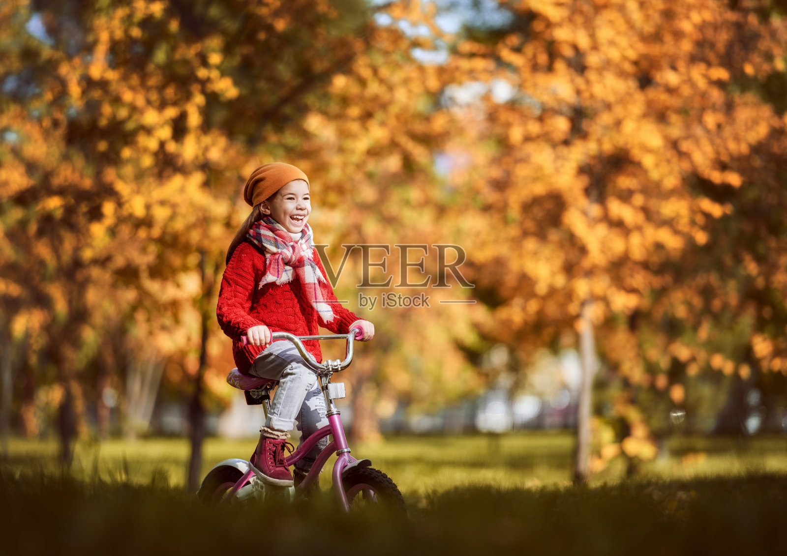 女孩在秋天公园散步照片摄影图片
