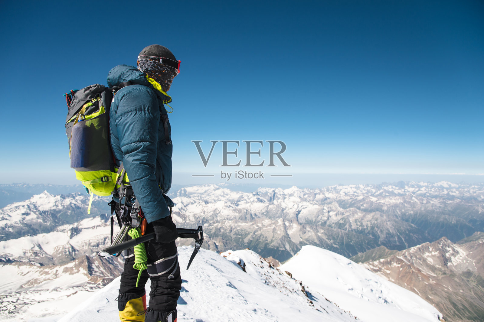 在沉睡的厄尔布鲁斯火山被白雪覆盖的山顶上的专业向导攀登者照片摄影图片
