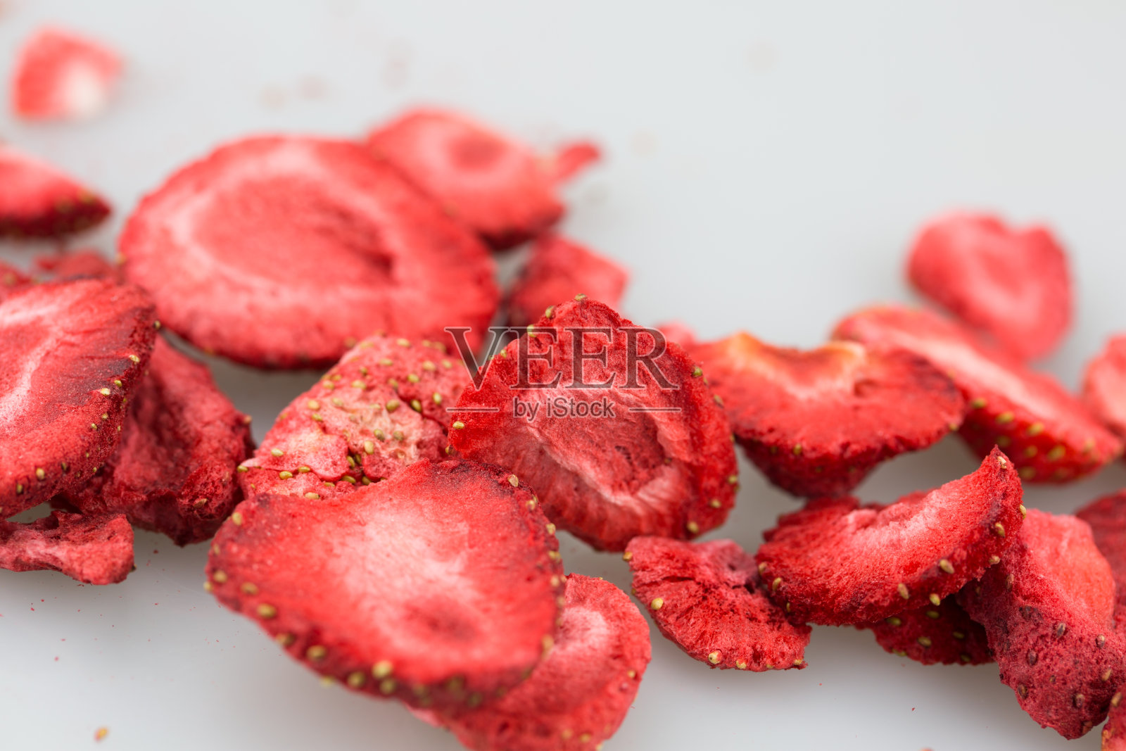冷冻干草莓/冻干草莓。照片摄影图片