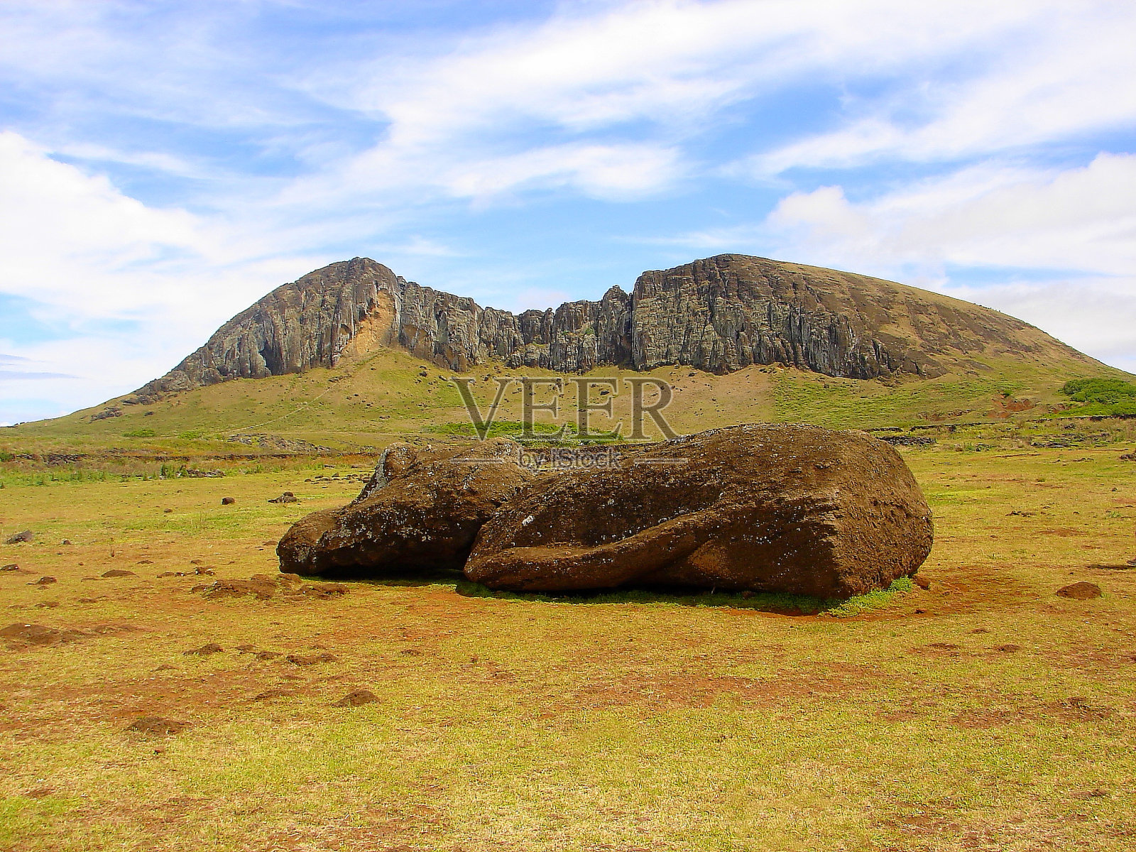 令人印象深刻的复活节岛-拉帕努伊古老文明-摩埃石像倒在拉诺拉库火山在田园诗般的乡村，戏剧性的景观全景-智利照片摄影图片