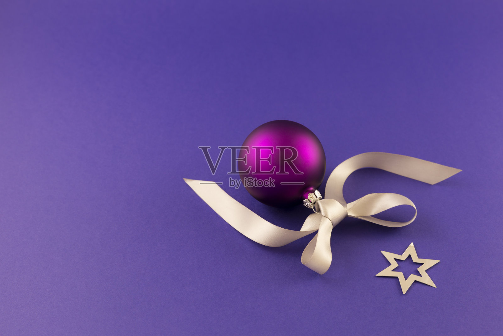 带星星和灰色丝带的紫色圣诞球照片摄影图片
