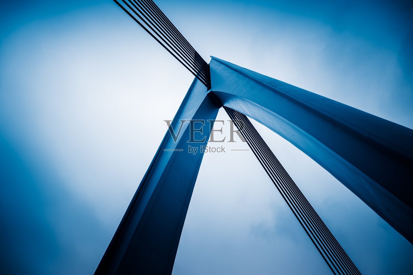 低角度的银钢桥对天空照片摄影图片