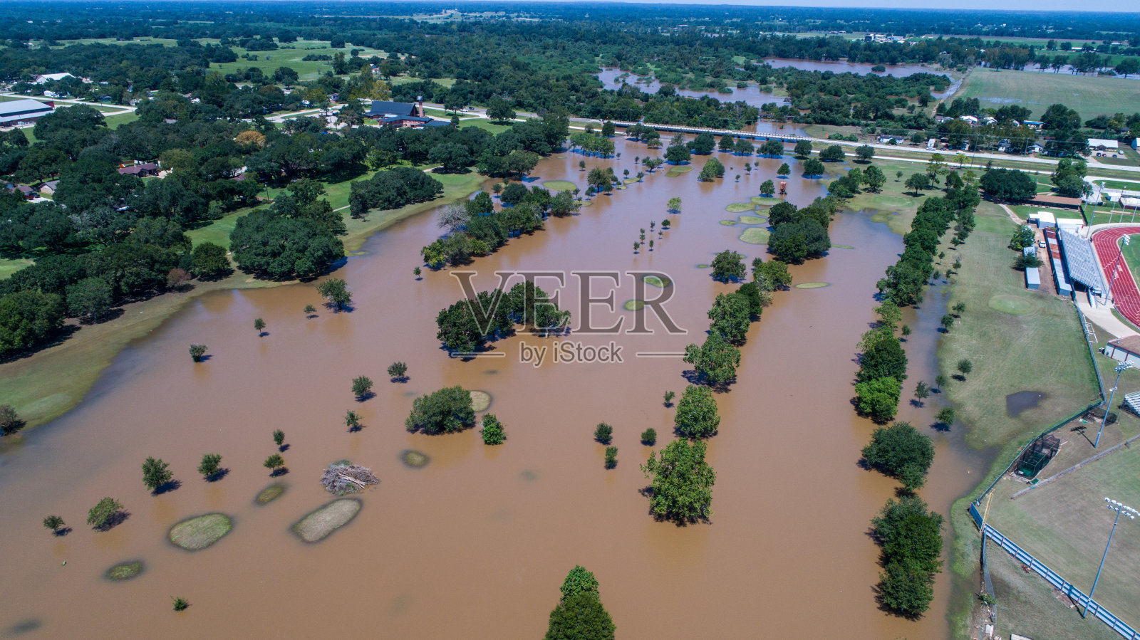 飓风哈维穿过德克萨斯州哥伦布镇的洪水破坏路径的鸟瞰图照片摄影图片