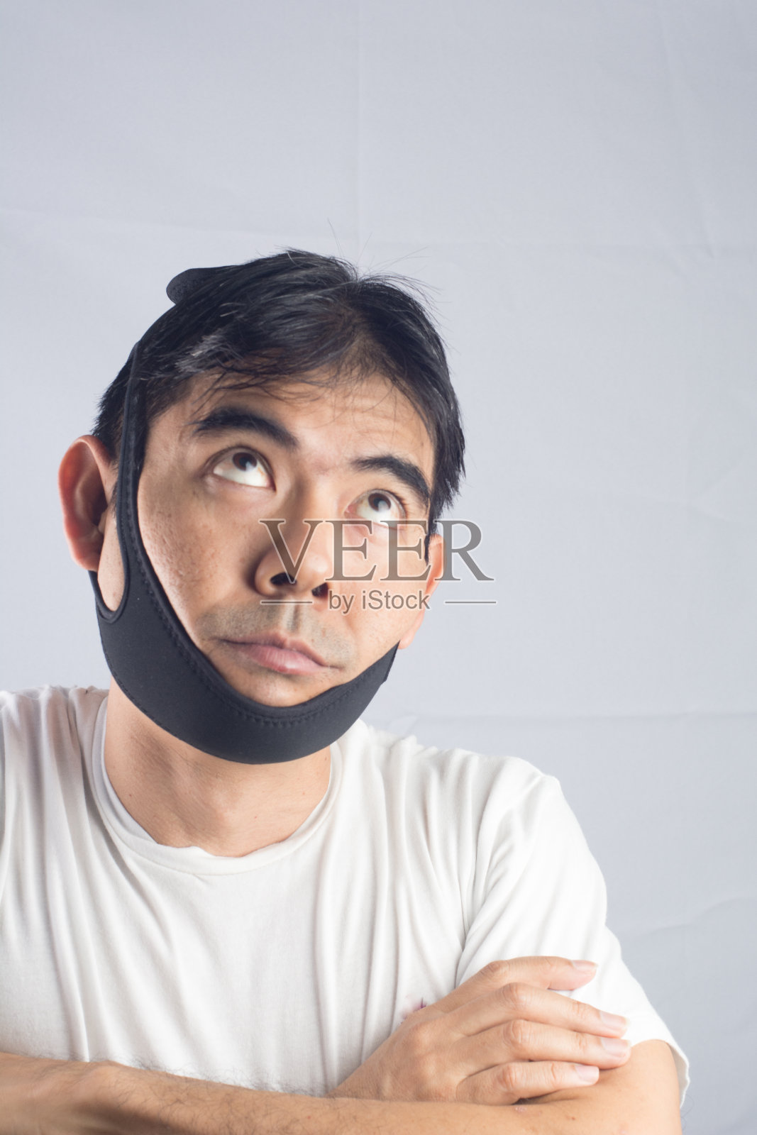 成年亚洲男人讨厌戴下巴带照片摄影图片