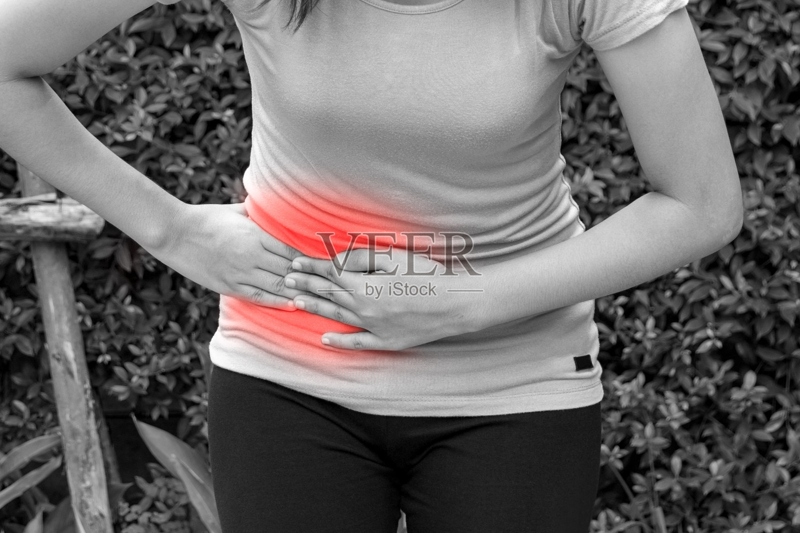女人摸着自己的肚子肚子疼，阑尾炎痛。照片摄影图片