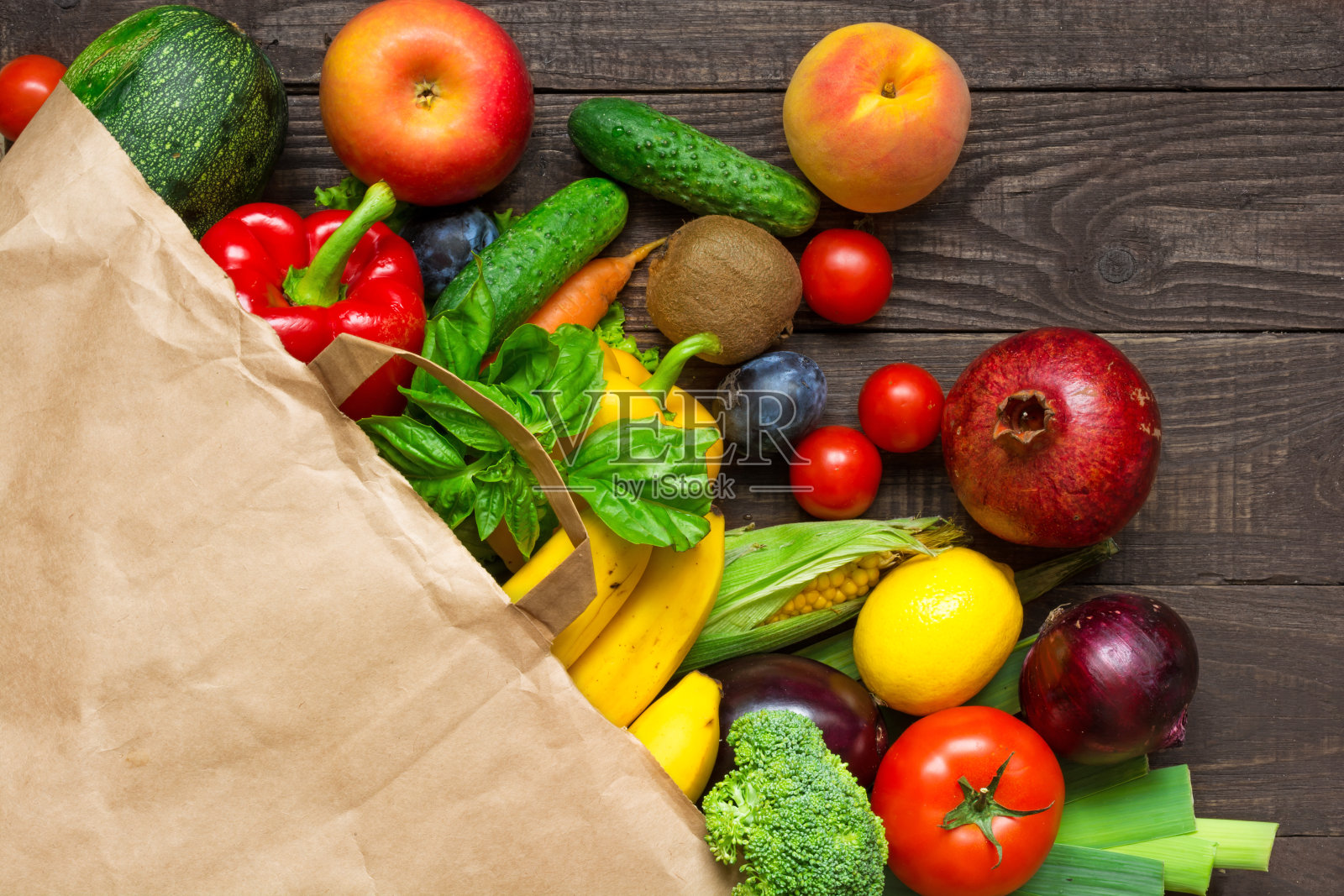 满纸袋的不同水果和蔬菜在乡村木质背景照片摄影图片