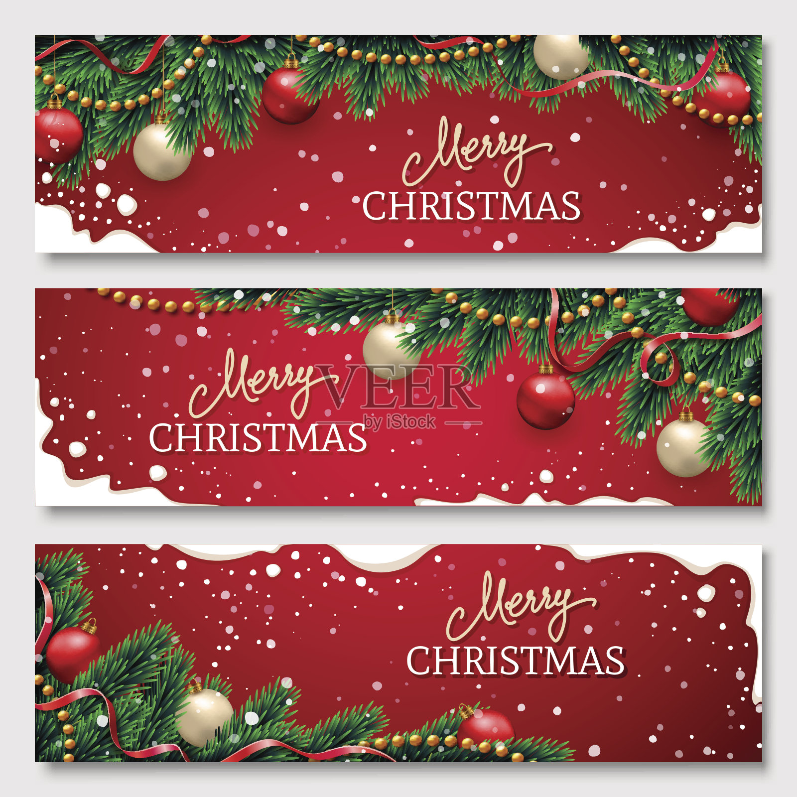 用用彩带、红色和金色的球和花环装饰的冷杉树枝做成的圣诞横幅。红色背景上的雪帧。为你的网站设计节日标题。设计模板素材