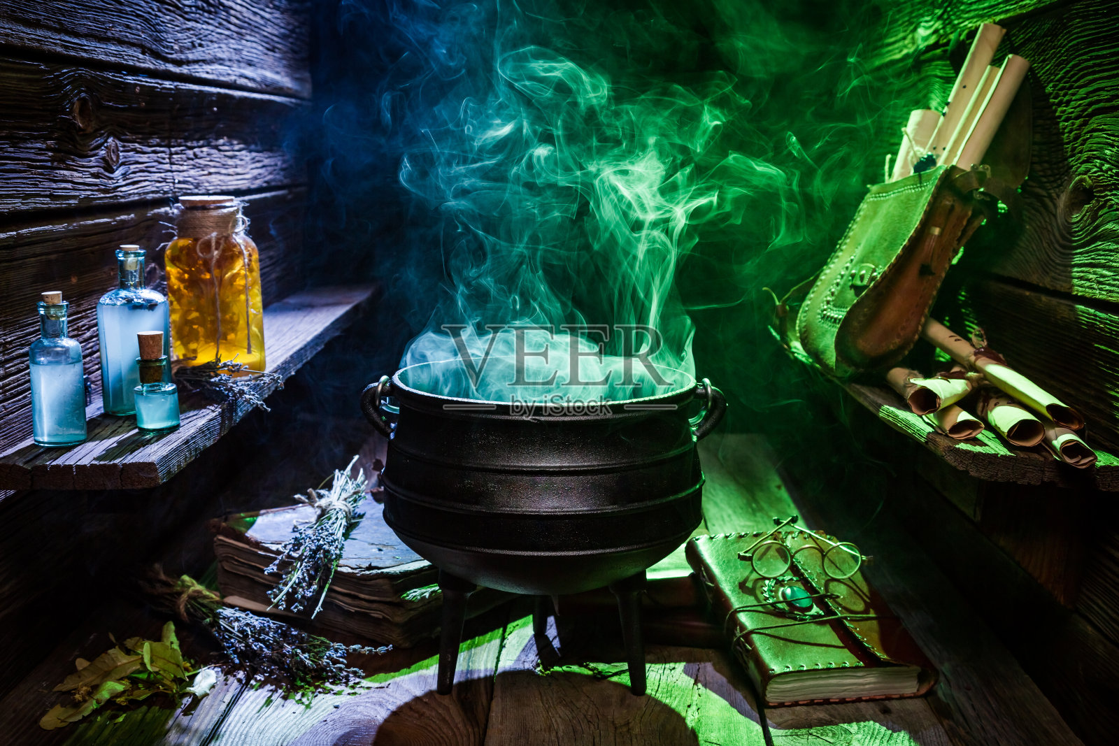 万圣节的彩色烟雾巫师大锅照片摄影图片