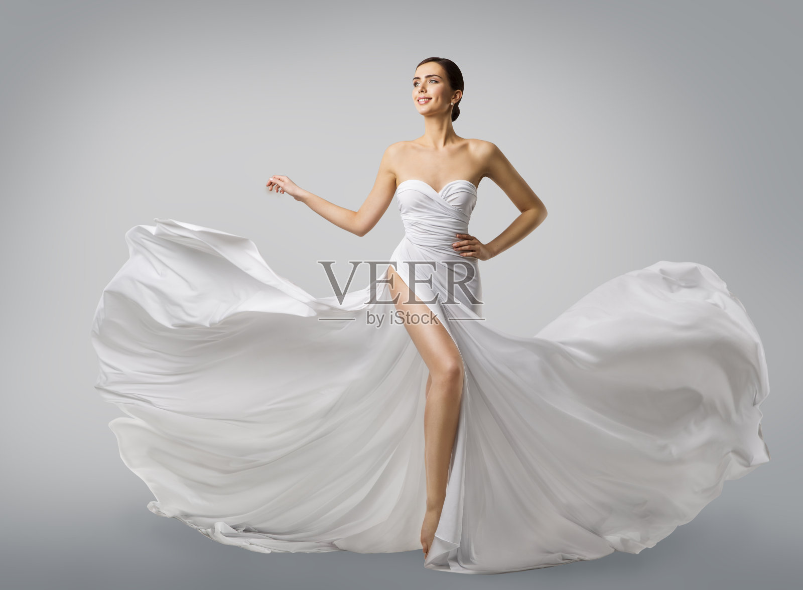 女人白色礼服，时尚模特新娘在长丝绸婚纱，优雅的飞行织物，飘动的布料照片摄影图片