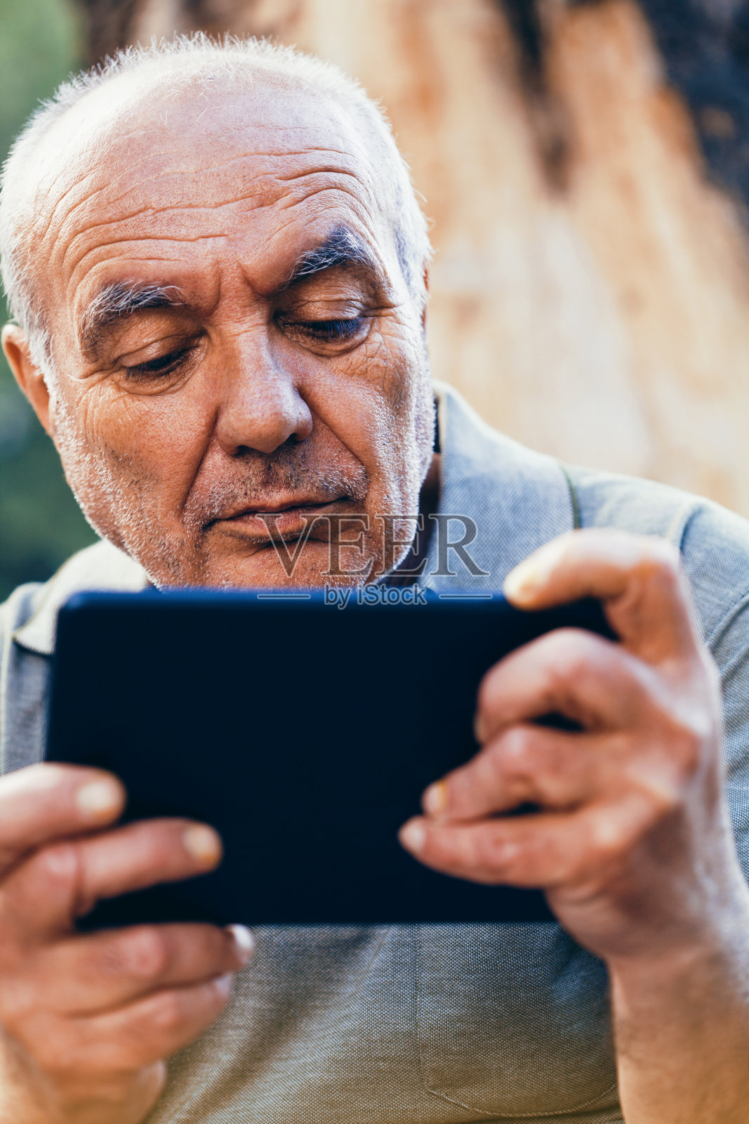 一个用平板电脑的老人照片摄影图片