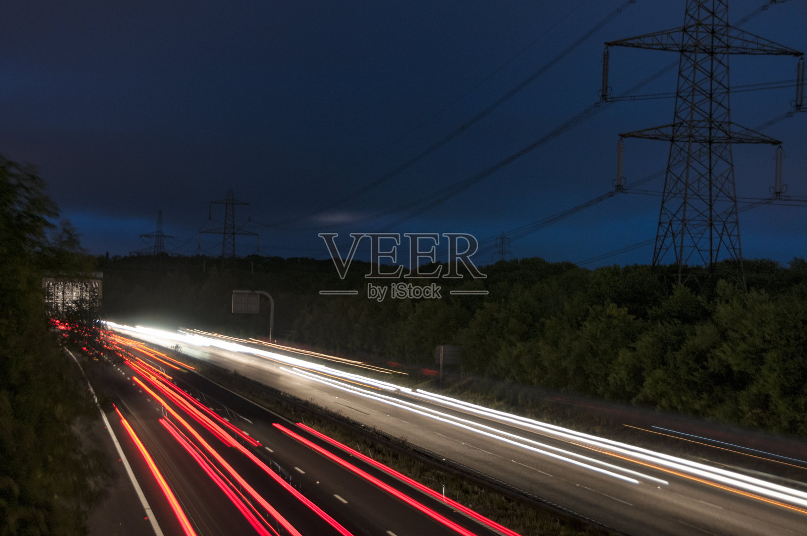 繁忙高速公路上的灯光痕迹照片摄影图片