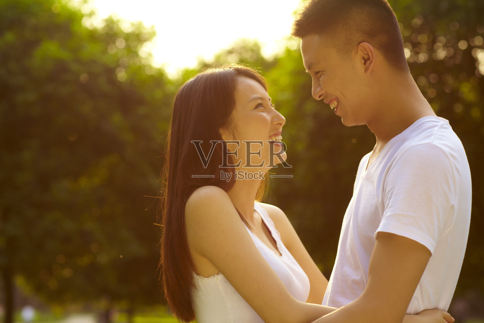快乐的年轻亚洲夫妇一起在公园户外照片摄影图片