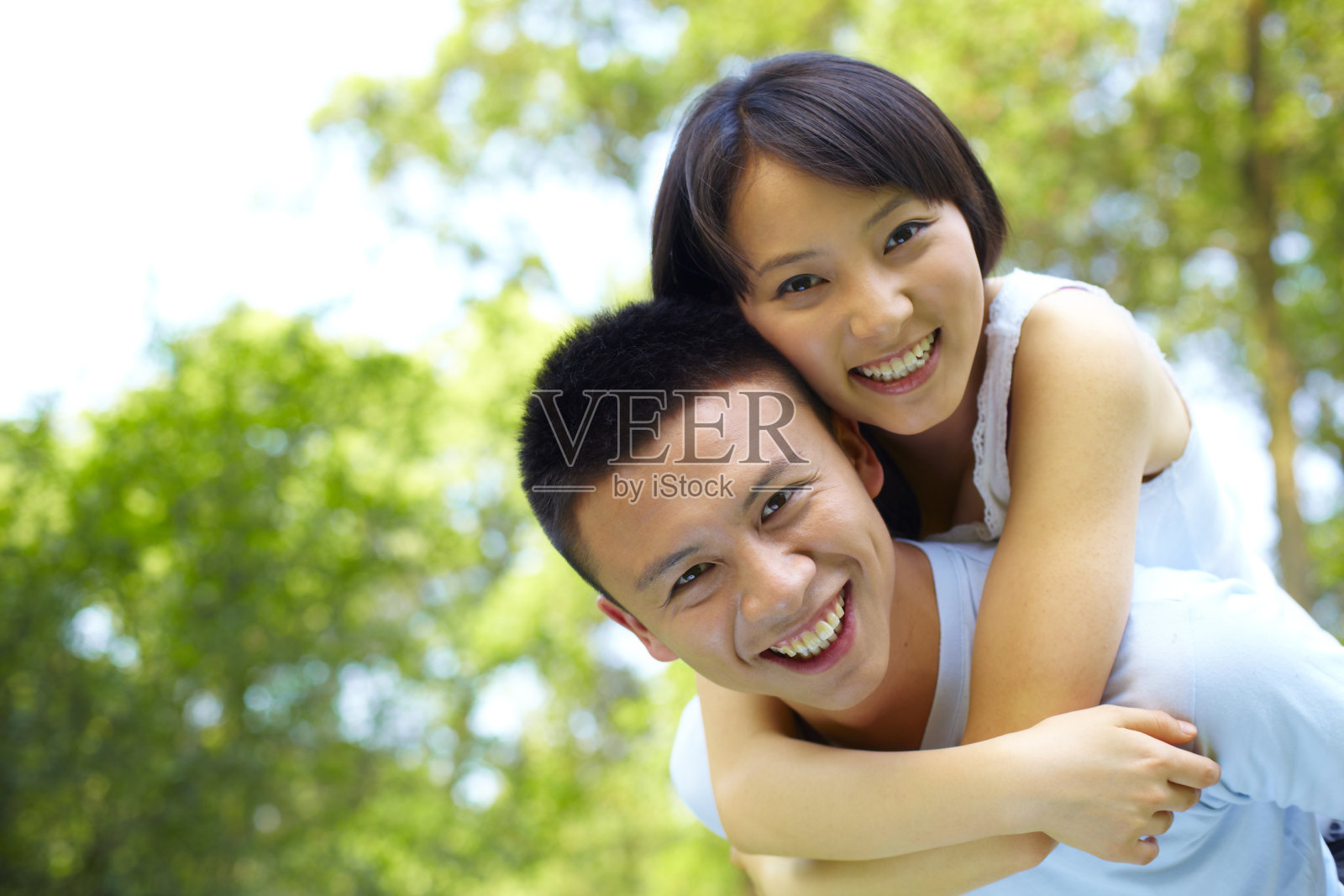 快乐的年轻亚洲夫妇一起在公园户外照片摄影图片
