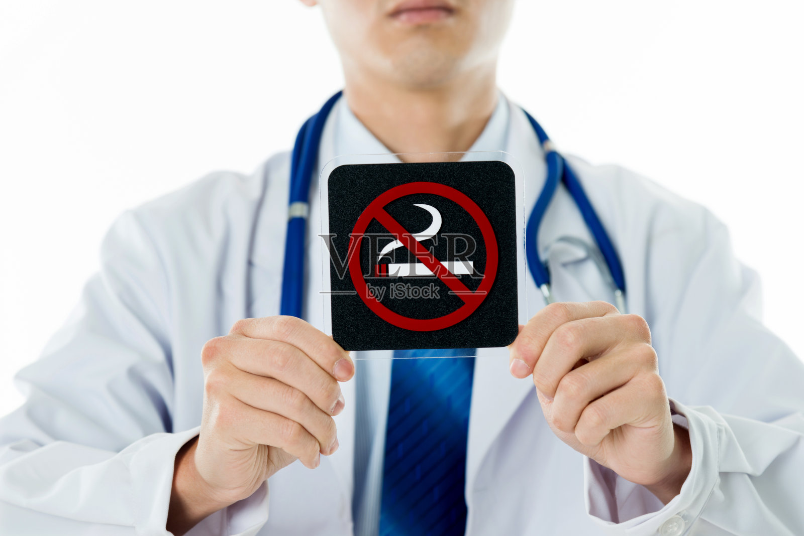 医生举着禁止吸烟的牌子照片摄影图片