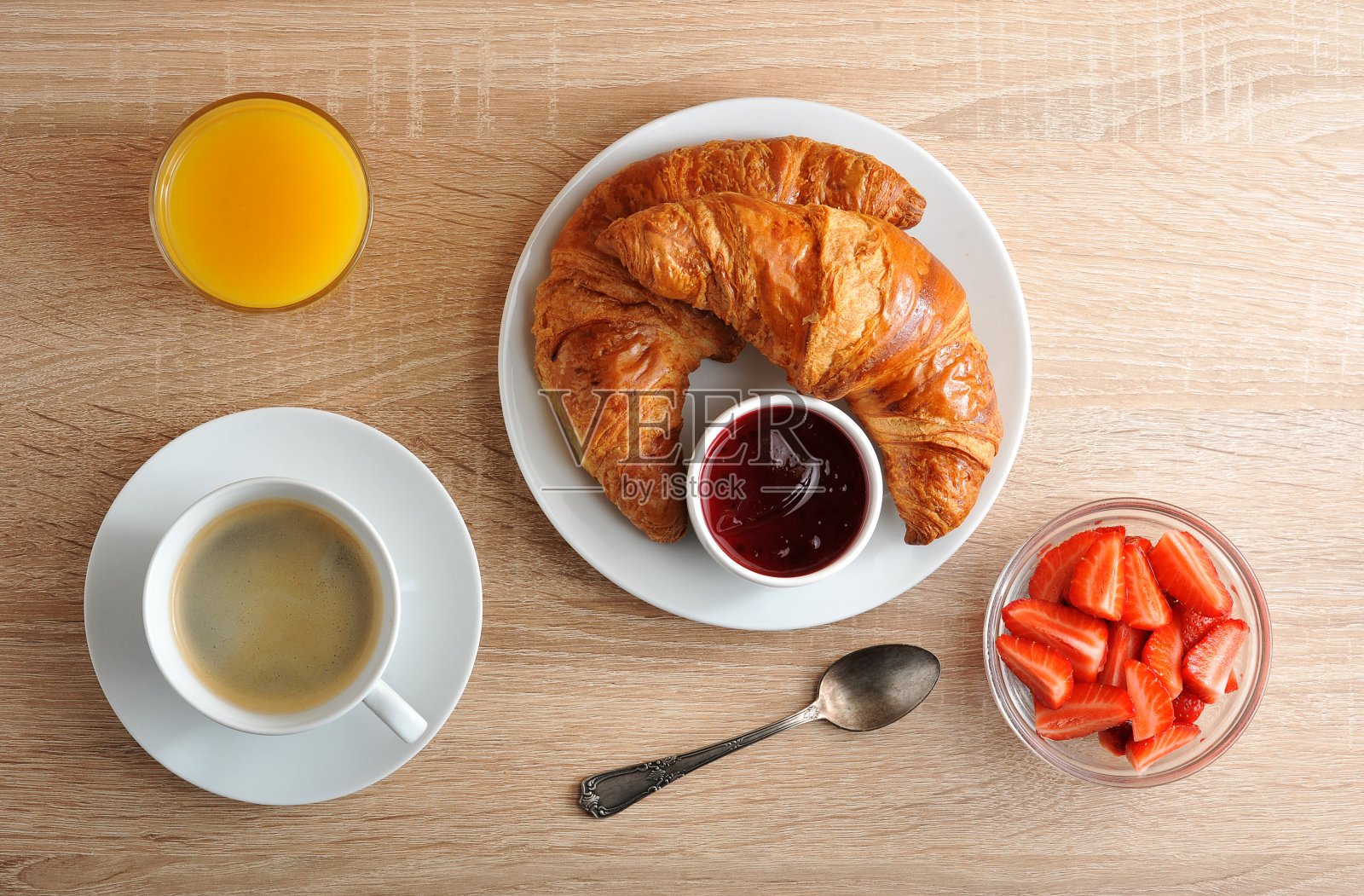 欧式早餐-咖啡，牛角面包，果酱，草莓和橙汁在木制的背景照片摄影图片