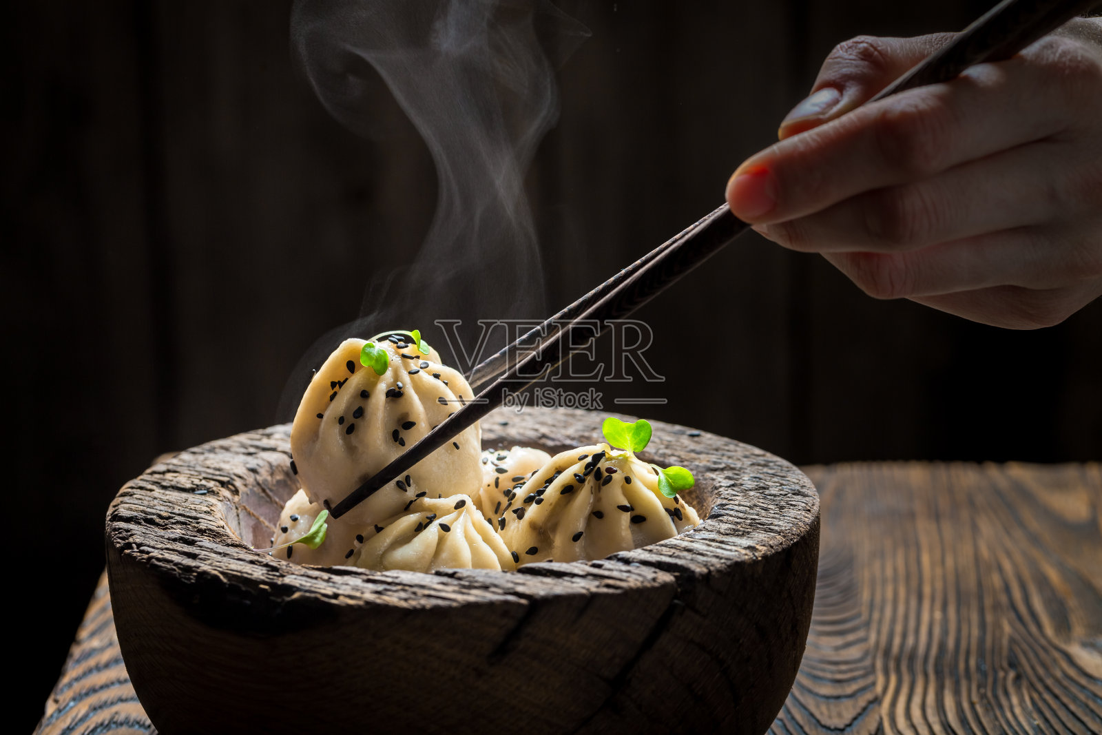 木碗里自制饺子的特写照片摄影图片