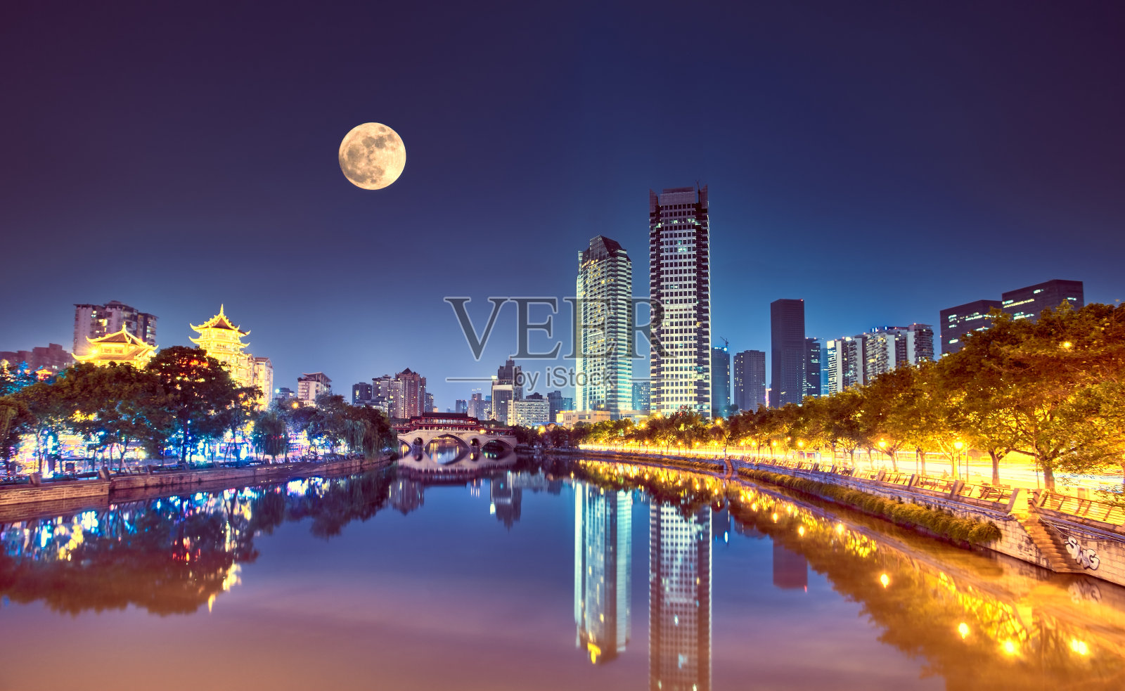 月亮在天上，安顺大桥横跨金河，中国成都。照片摄影图片