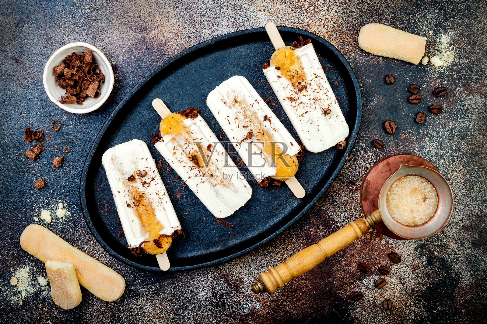 提拉米苏冰棒。用意大利savoiardi饼干和提拉米苏做成的冰棍放在质朴的餐桌上。俯视图，头顶，平躺照片摄影图片