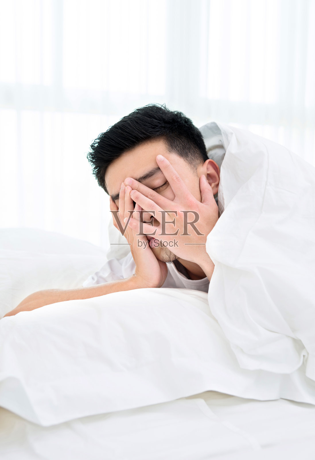 睡在床上的男人照片摄影图片