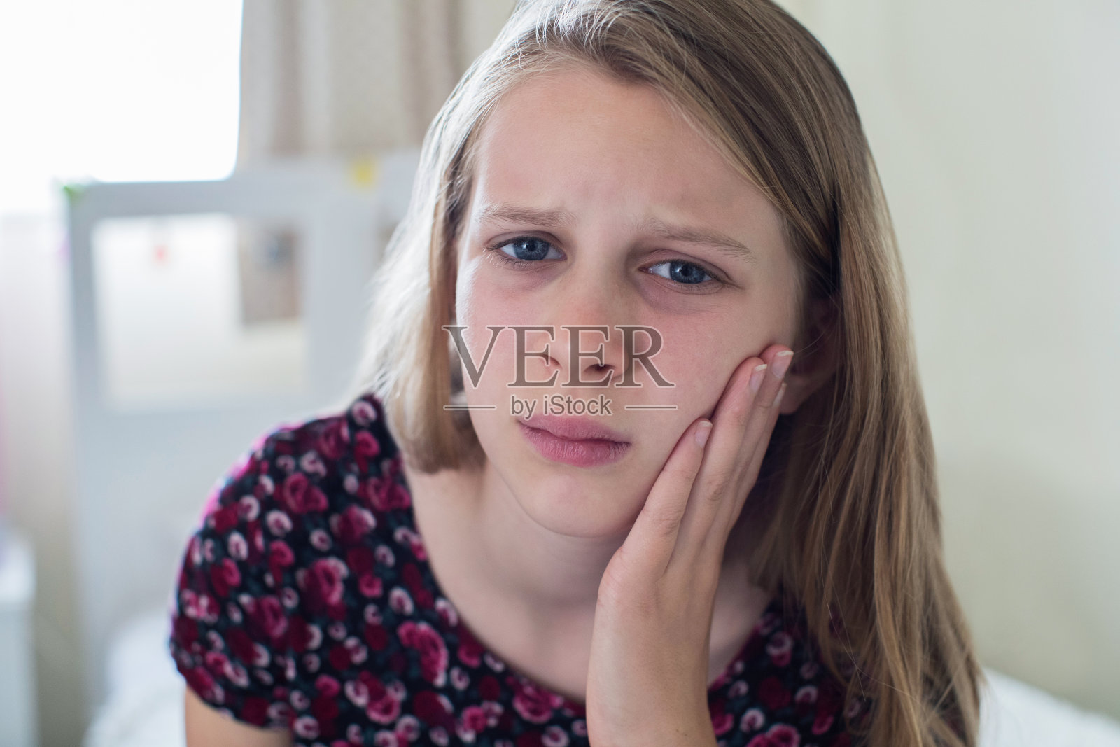年轻女孩的肖像与牙痛照片摄影图片