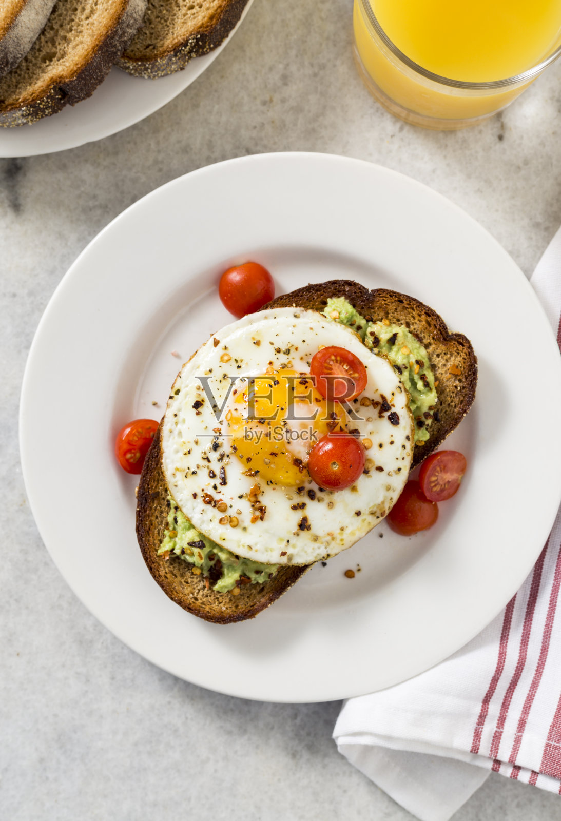 牛油果吐司配煎蛋的健康早餐照片摄影图片