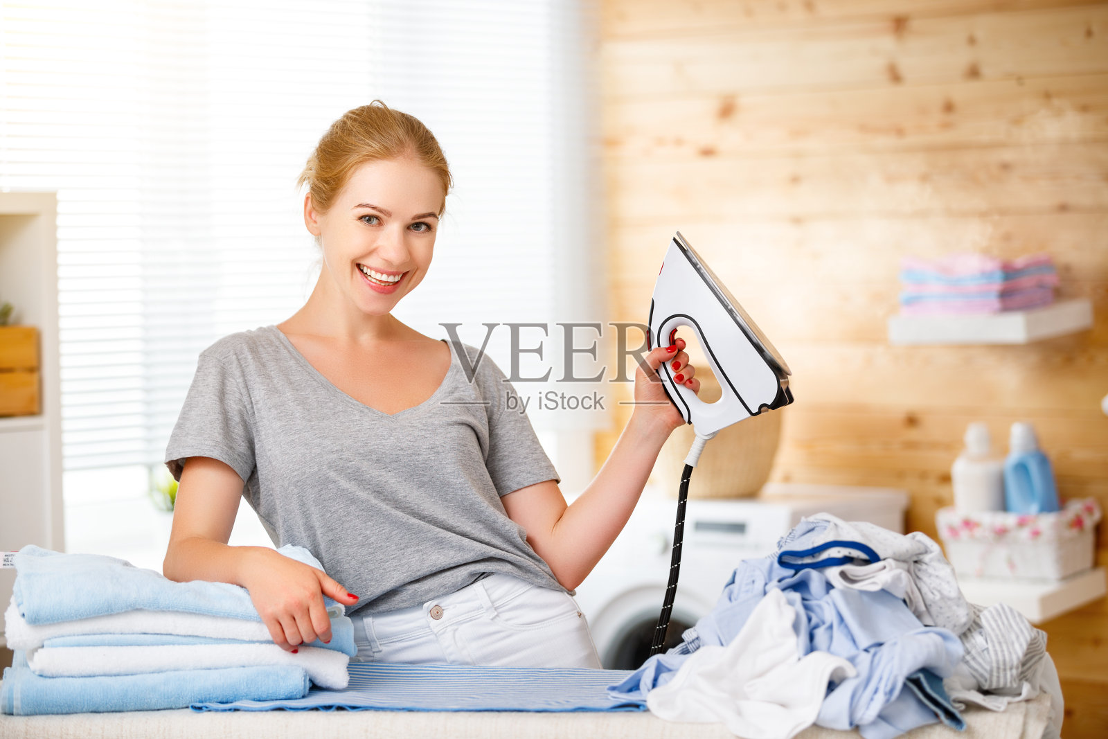 在熨衣板上烫衣服的女人，特写照片摄影图片_ID:398061380-Veer图库