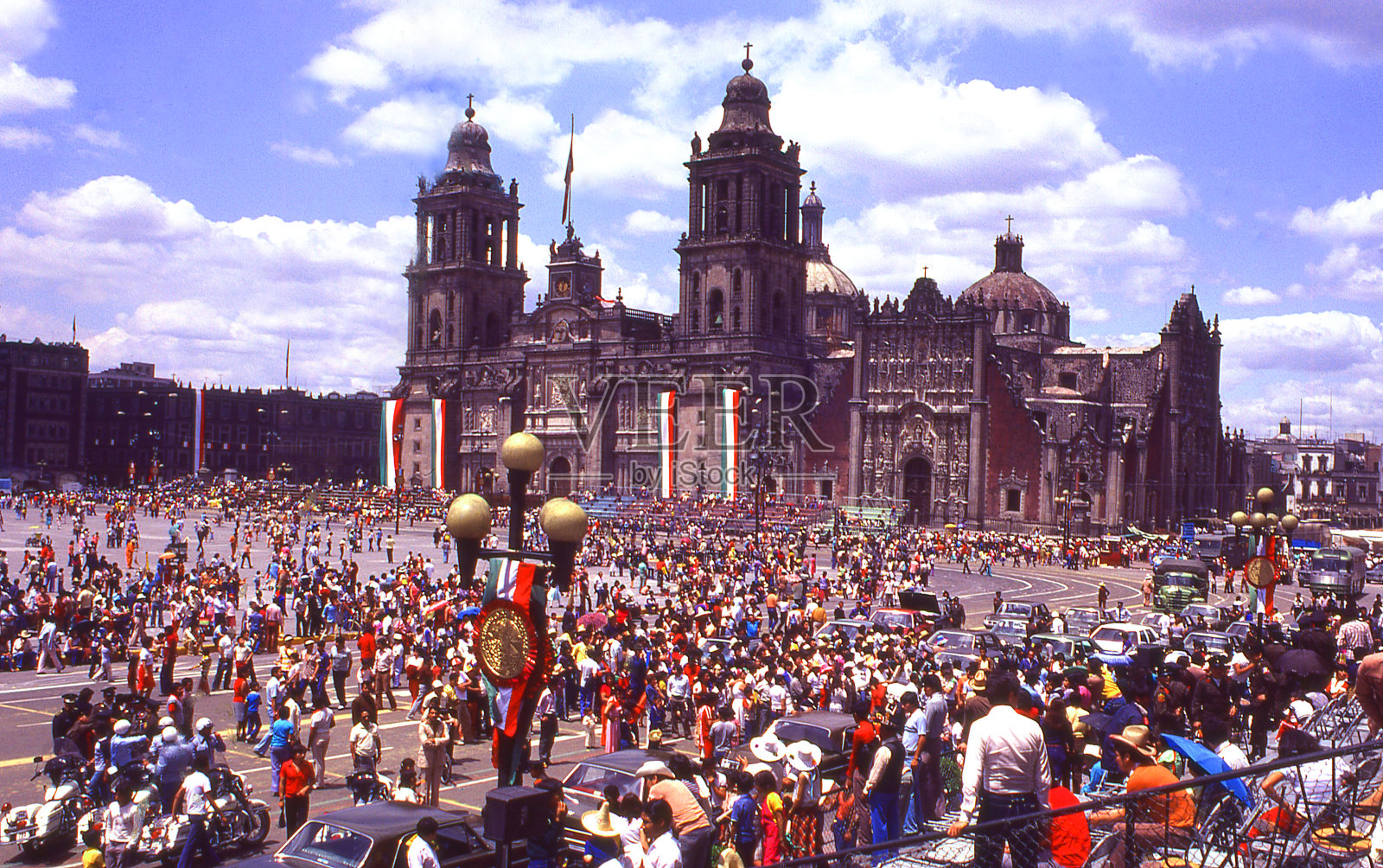 独立日庆祝活动在索卡洛或墨西哥市中心广场，以大都会大教堂为背景照片摄影图片