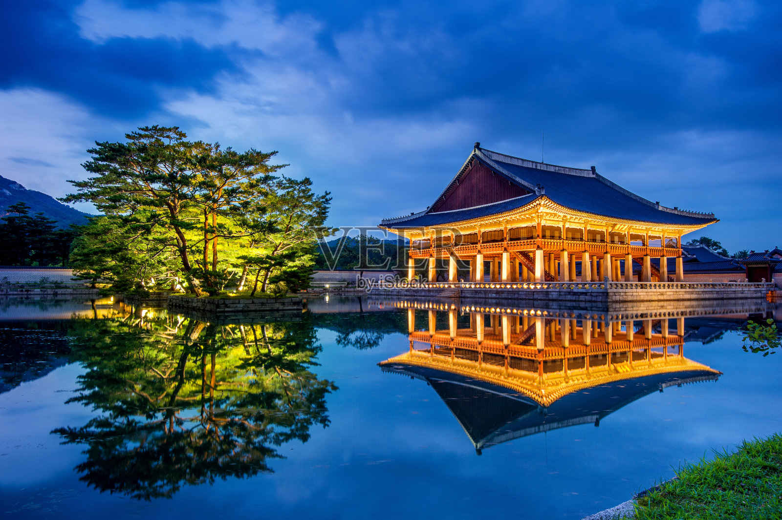 韩国首尔京福宫的夜景。照片摄影图片