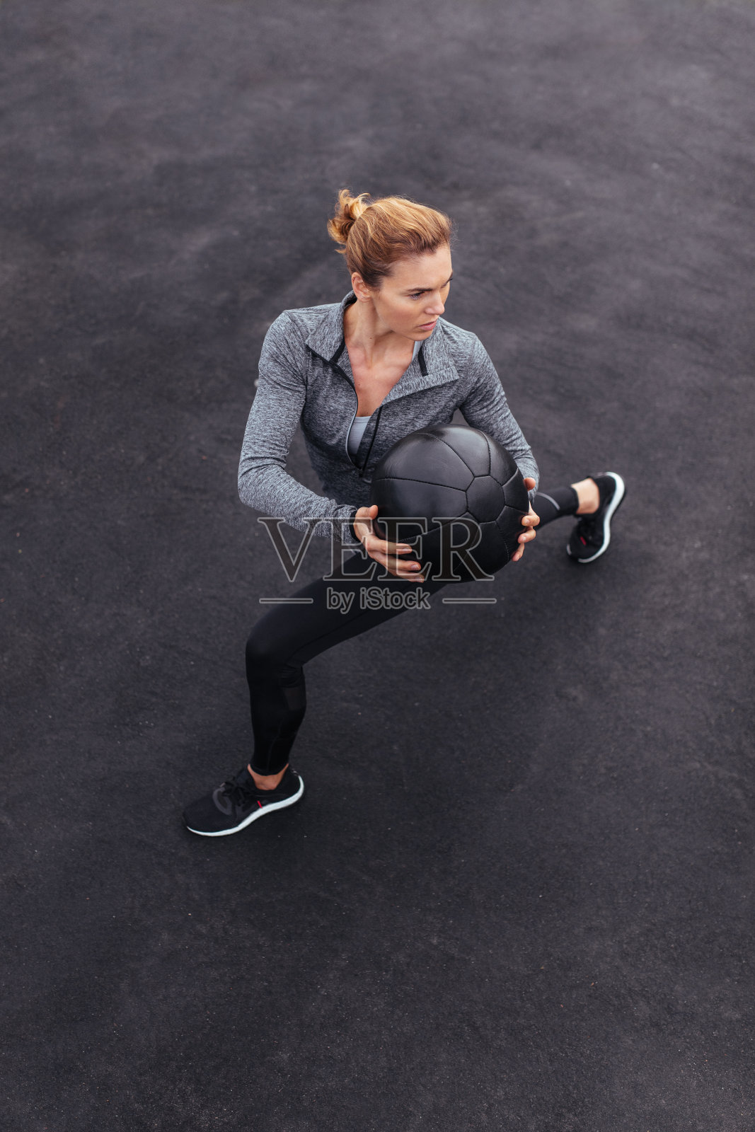 女性通过锻炼获得更好的核心力量和稳定性照片摄影图片