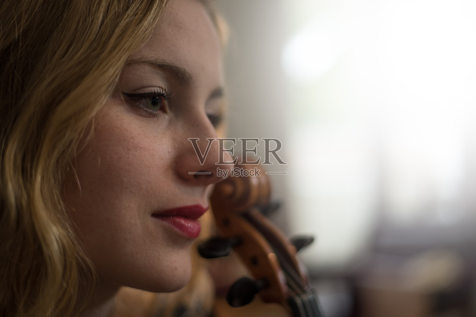 女音乐家演奏小提琴-吊灯照片摄影图片