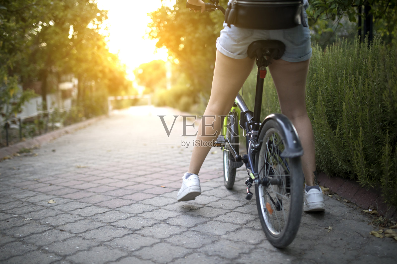 年轻女子骑自行车照片摄影图片