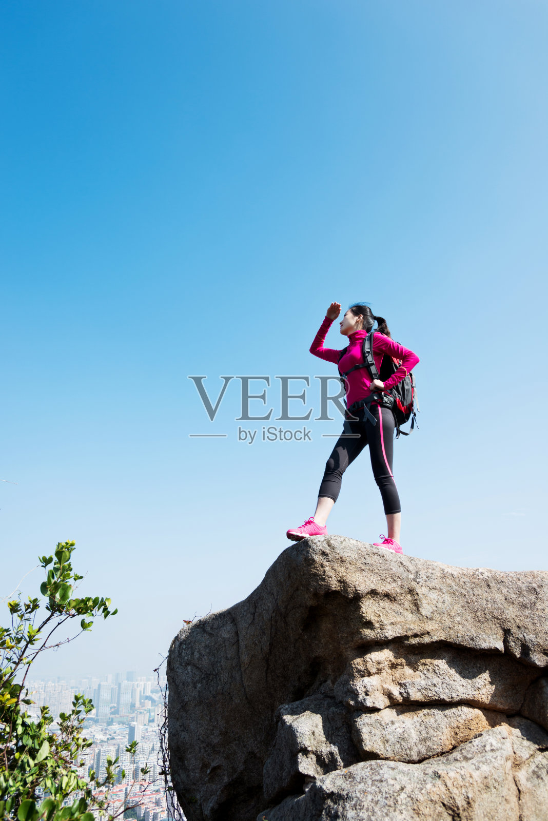女人站在山顶欣赏风景照片摄影图片