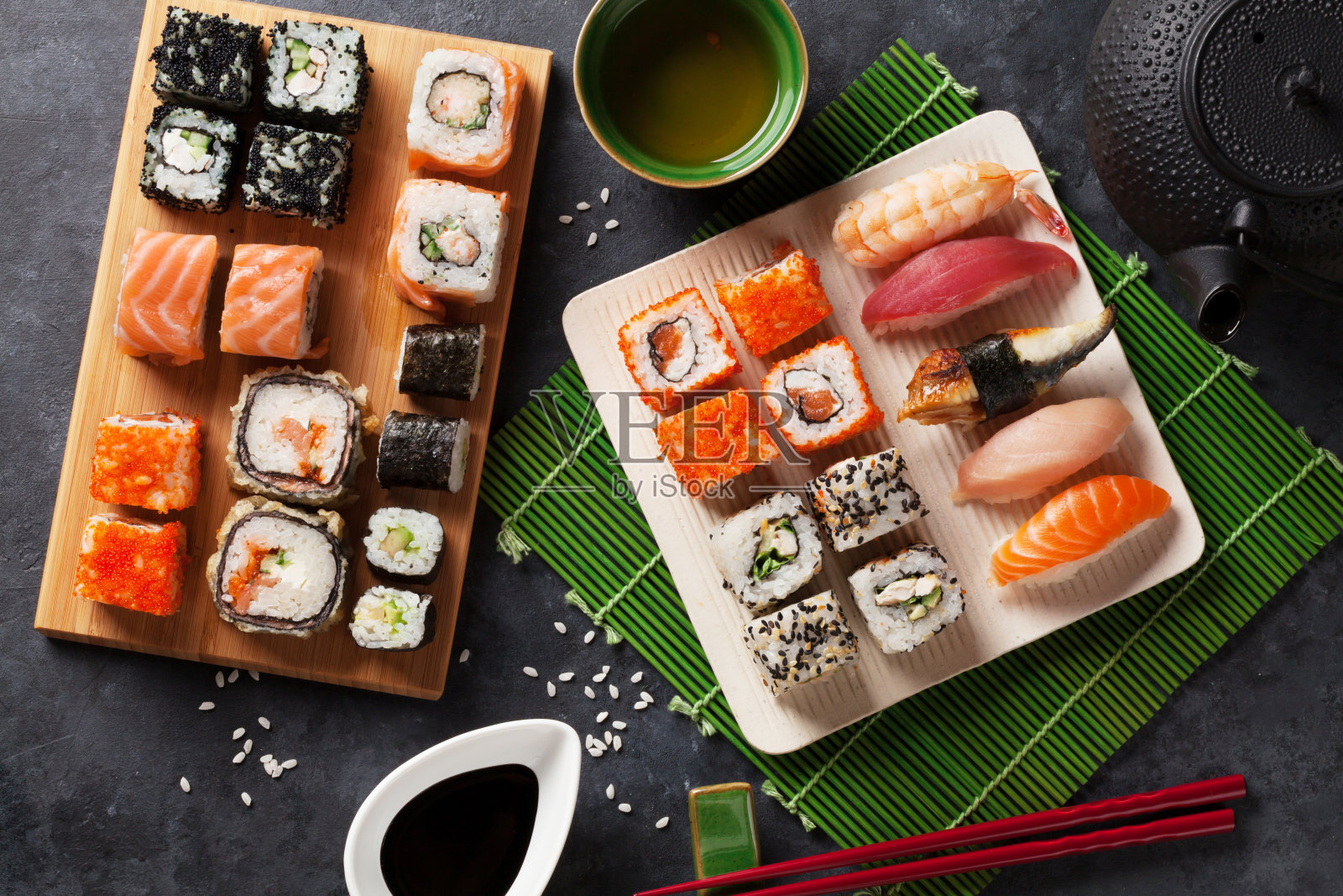 寿司，寿司卷和绿茶照片摄影图片