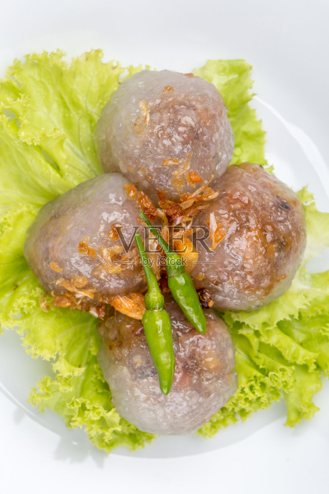 猪肉馅西米球配蔬菜和辣椒，是传统的泰国开胃菜。照片摄影图片