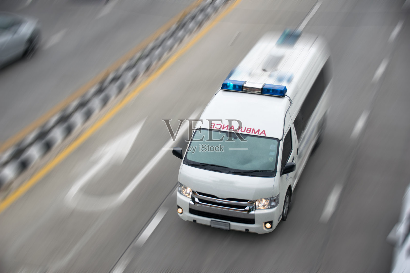 俯视图紧急车辆在道路上的运动速度照片摄影图片