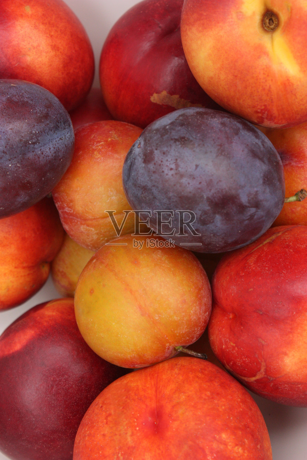 水果篮子，李子，西梅，油桃，苹果照片摄影图片