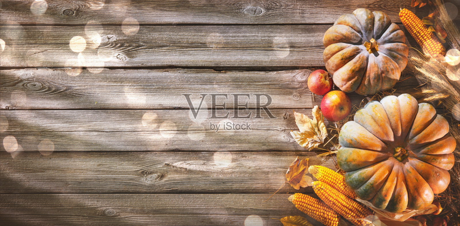感恩节背景南瓜和落叶在质朴的木制桌子上照片摄影图片
