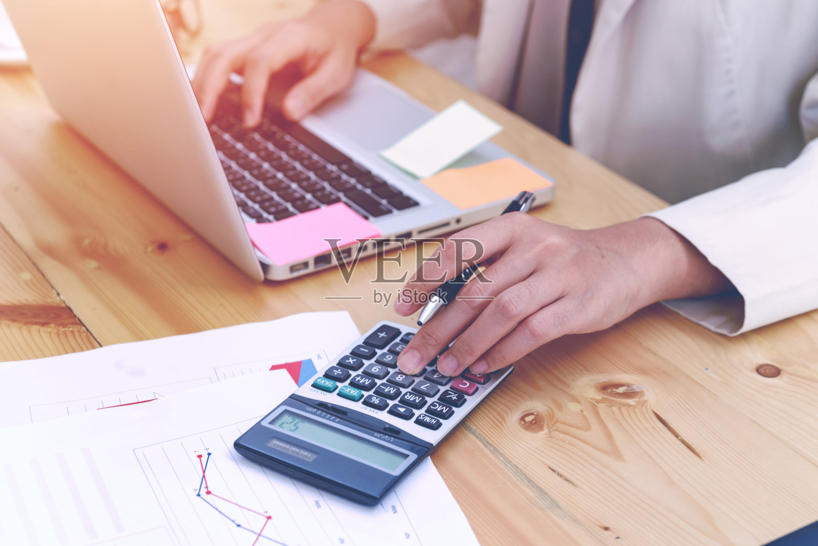 商务妇女的手工作使用计算器与财务数据分析手计算写作和计算在办公室。工作策略的概念。照片摄影图片