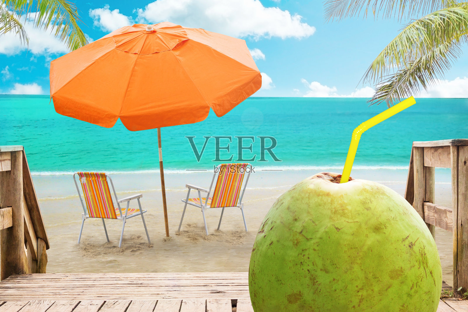 躺椅，沙滩上的椰子和雨伞照片摄影图片