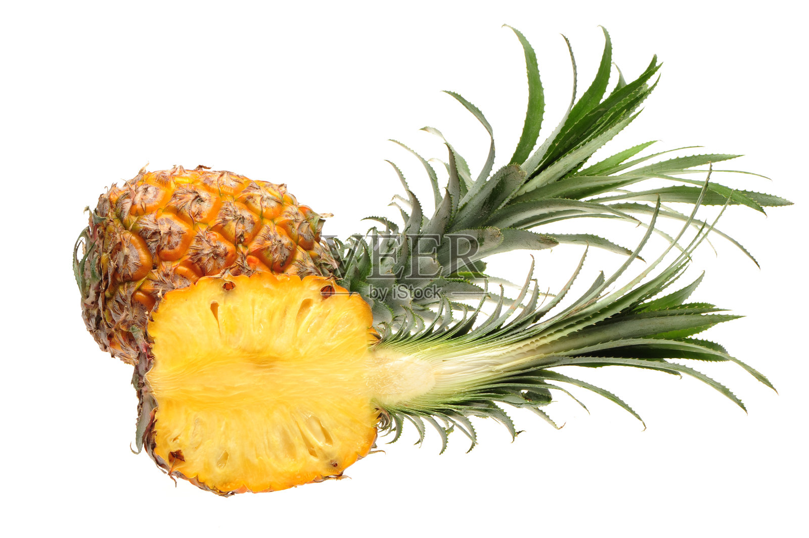 整个和减半的菠萝孤立在白色的背景照片摄影图片