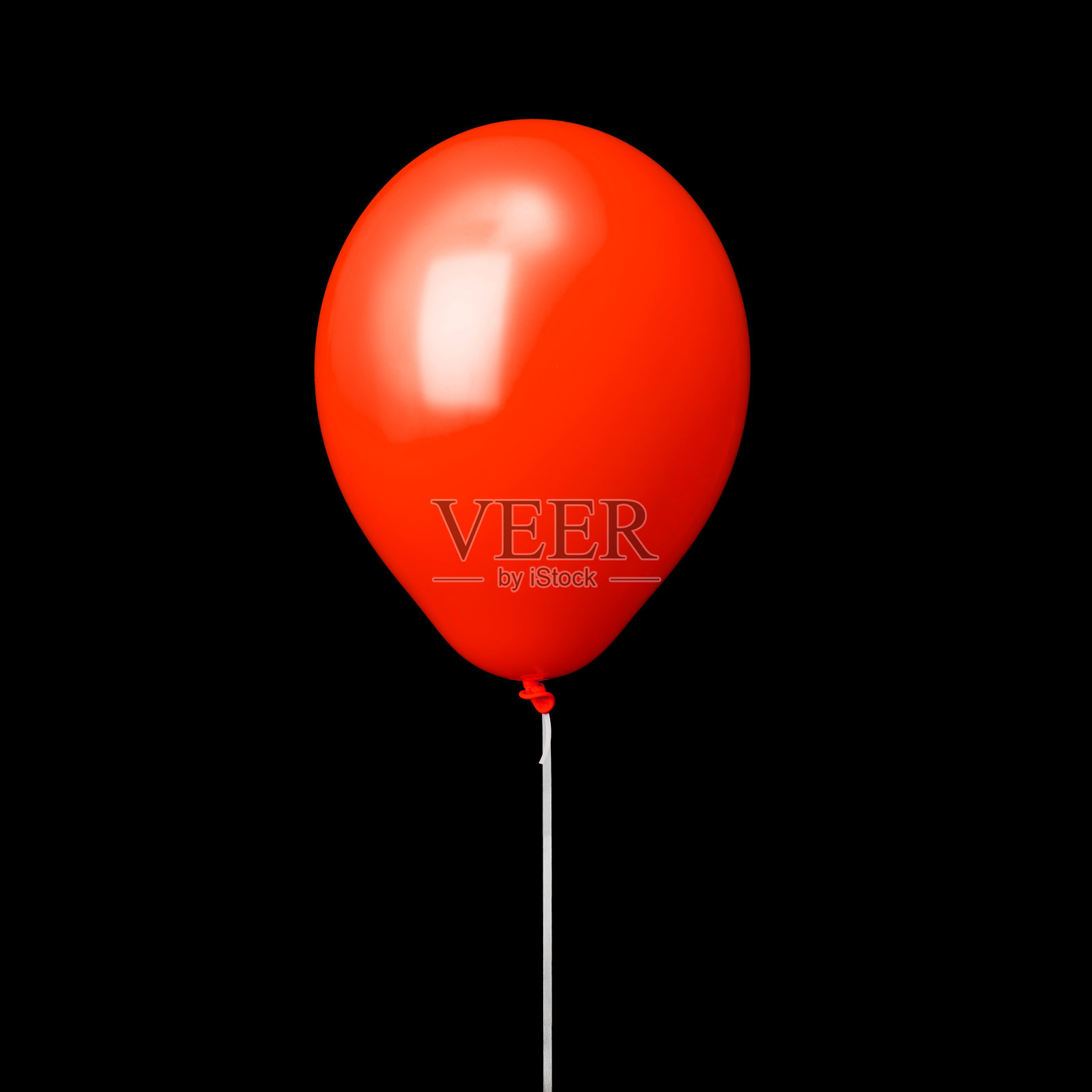 白色丝带上的红色气球孤立在黑色丝带上照片摄影图片