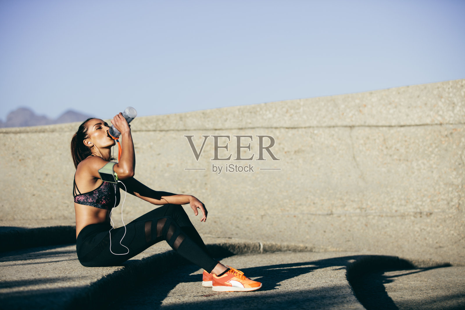 运动后喝水的健康女性照片摄影图片